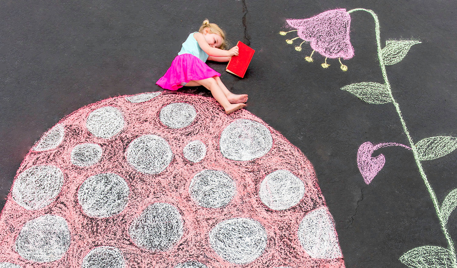 Easy Sidewalk Chalk Art Activity - Mama of Minis